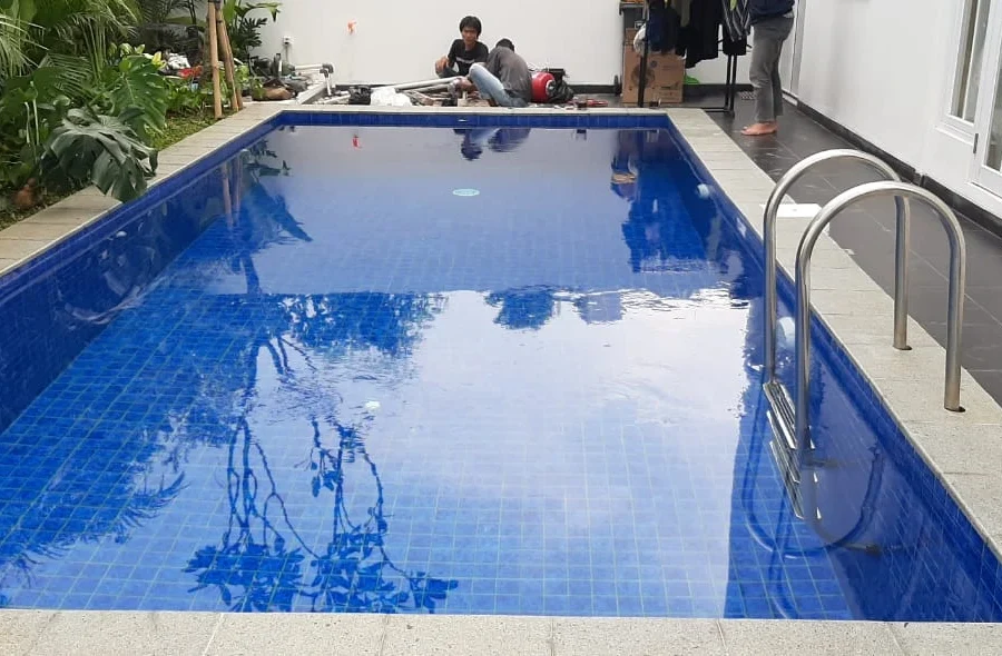 Kolam renang privat sistem skimmer box berukuran 6 × 3 meter di Jakarta