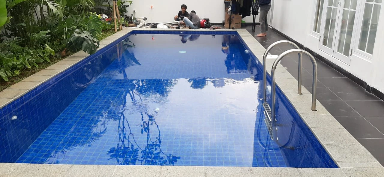 Kolam renang privat sistem skimmer box berukuran 6 × 3 meter di Jakarta