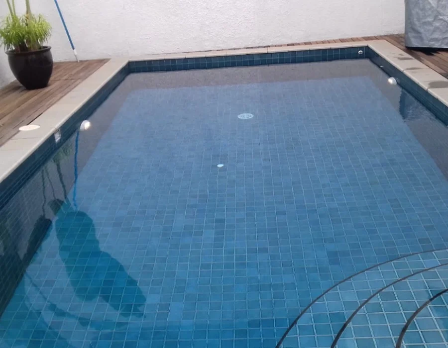Kolam renang privat skimmer box dengan tangga sudut melengkung di Jakarta